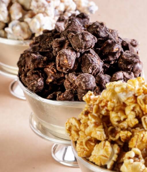 Taças com pipocas de chocolate, de caramelo e com cobertura branca